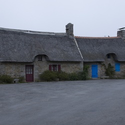 village avec toit de chaume